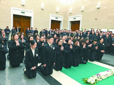 今天上午，著名京剧表演艺术家、京剧大师梅兰芳之子、京剧梅派艺术掌门人梅葆玖先生遗体告别仪式在八宝山殡仪馆举行，数千人前往送别，五十余名弟子在灵前跪拜。送别大厅没有哀乐，只有梅先生最喜爱的《梨花颂》的旋律久久回响。本报记者 王润 摄 J069