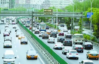 昨天，受降雨影响，各条高速公路进京方向自上午开始就陆续出现车行缓慢现象，返城车流高峰一直持续至晚间。本报记者 孙戉摄