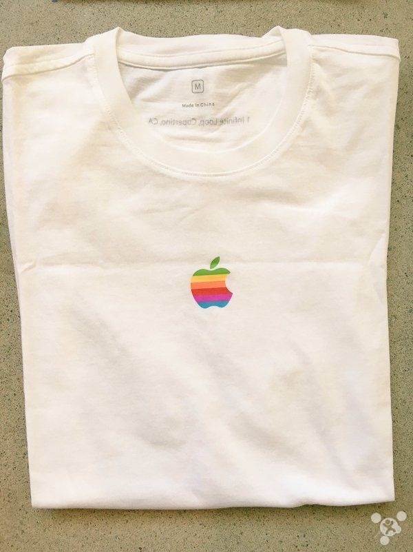 好几款很棒的复古T恤如今就出现在苹果总部的商店里，而且，你只能在苹果总部的商店购买到这几款T恤，好吧，这很大程度也避免了这几款T恤会沦落成烂大街款式。