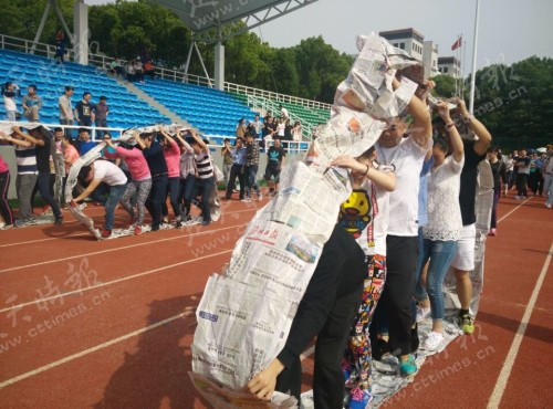 楚天时报讯 （记者 黎先才 通讯员 邵峰）为庆祝“五四”青年节，引导、丰富青年民警的业余文化生活。5月4日，鄂州市公安局在鄂州职业大学体育场举办了一场别开生面的趣味运动会。