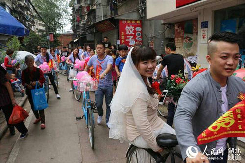 5月2日上午，一列特别的自行车队伍在武汉街头吸引了大批市民的眼球。一对新婚夫妻在21辆免费公共自行车打造的婚车队的陪伴下骑行在武汉宝丰路附近。这场别具新意的婚礼也收到了不少路人的好评。