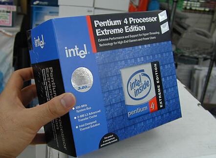 Pentium 4 Extreme Edition中文全称是奔腾四至尊版，本港台直播们也称其为Pentium 4 EE/EX。Pentium 4 EE采用的是与Xeon处理器相同的Gallatin核心，NetBurst架构单核设计， 130nm工艺制程，主频高达3.46GHz，且具备超线程技术，采用更新的LGA775接口，全面摆脱了针脚的束缚。