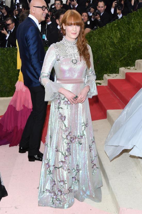 星光熠熠的Met Ball（纽约大都会艺术博物馆慈善舞会）是当之无愧的时尚盛宴。衣香鬓影间世界各地的名流汇集于此、闪耀瞩目。近日，GUCCI腕表首饰形象大使Florence Welch佩戴GUCCI Le Marché des Merveilles系列蛇形戒指出席这一时尚盛事。