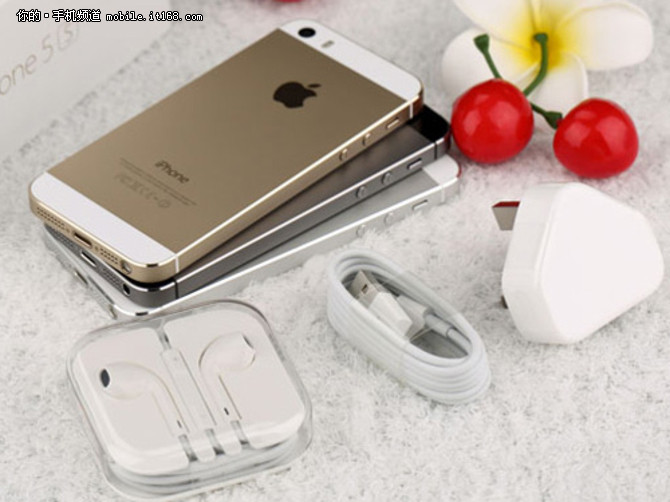 苹果iPhone5S 该机采用全新的64位苹果A7双核处理器，搭载iOS 8操作系统，并辅以1GB运行内存。机身背面设有800万像素的iSight镜头，手机侧面配备Nano-SIM卡槽，与一般的大卡和Micro-SIM卡不兼容。另外，iPhone 5S的静音模式键和音量调节键都是独立分布的。