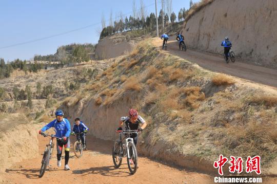 56岁的王一平，坚守绿化荒山20载，因为忧心总在公路上训练的自行车爱好者、卡丁车爱好者，于2013年开始决定自筹资金将已具规模金龙山林场改造成体育公园，为兰州民众提供一个安全的健身场所。图为：自行车爱好者在金龙山体育公园训练。 崔琳 摄