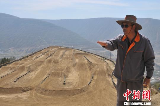 56岁的王一平，坚守绿化荒山20载，因为忧心总在公路上训练的自行车爱好者、卡丁车爱好者，于2013年开始决定自筹资金将已具规模金龙山林场改造成体育公园，为兰州民众提供一个安全的健身场所。图为：自行车爱好者在金龙山体育公园训练。 崔琳 摄