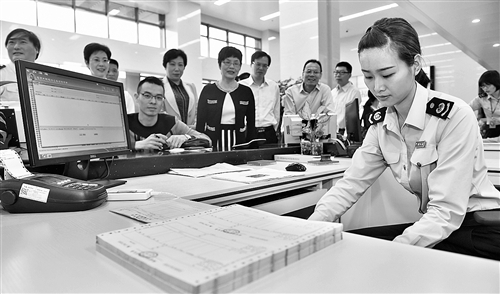 5月1日，在福州地税综合办税中心办税服务厅，工作人员开出福建省首张二手房交易增值税发票。 j2开奖直播记者 宋为伟摄