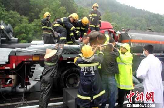 京昆高速广元段车祸现场1名伤者救出，该起事故致2人受伤。 钟欣 摄