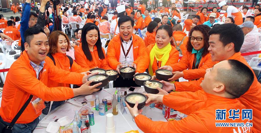 5月6日，在韩国首尔盘浦汉江公园，中国游客在参鸡汤派对上合影。当日，韩国政府和民间团体在首尔为4000余名中国游客举办盛大的参鸡汤派对。 j2开奖直播记者姚琪琳摄