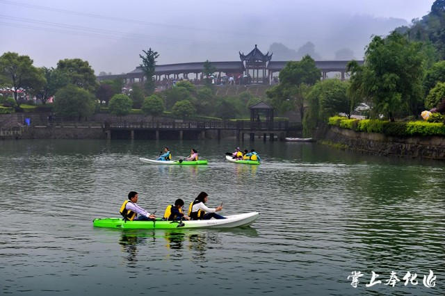 现场活动丰富多彩，舞龙、大鼓、乡村排舞、旗袍表演秀、山地自行车表演秀，还有“匆匆那年”西坞老照片展，“打青团”、“做黄内糕”等民俗活动，点燃了一大批来客的热情。