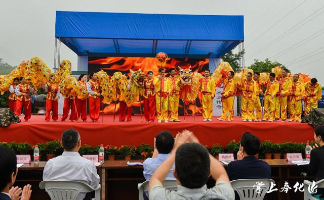 现场活动丰富多彩，舞龙、大鼓、乡村排舞、旗袍表演秀、山地自行车表演秀，还有“匆匆那年”西坞老照片展，“打青团”、“做黄内糕”等民俗活动，点燃了一大批来客的热情。