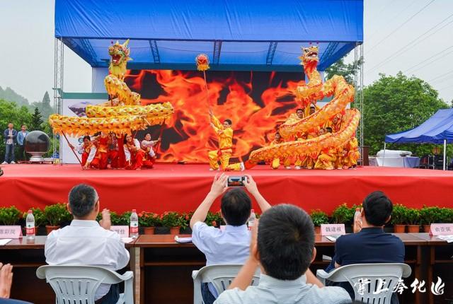 现场活动丰富多彩，舞龙、大鼓、乡村排舞、旗袍表演秀、山地自行车表演秀，还有“匆匆那年”西坞老照片展，“打青团”、“做黄内糕”等民俗活动，点燃了一大批来客的热情。