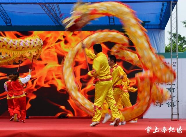 现场活动丰富多彩，舞龙、大鼓、乡村排舞、旗袍表演秀、山地自行车表演秀，还有“匆匆那年”西坞老照片展，“打青团”、“做黄内糕”等民俗活动，点燃了一大批来客的热情。