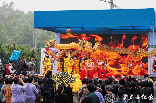 现场活动丰富多彩，舞龙、大鼓、乡村排舞、旗袍表演秀、山地自行车表演秀，还有“匆匆那年”西坞老照片展，“打青团”、“做黄内糕”等民俗活动，点燃了一大批来客的热情。