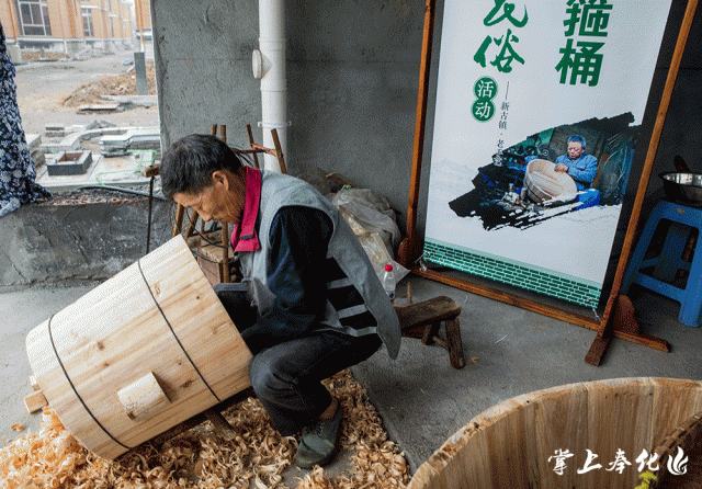 现场活动丰富多彩，舞龙、大鼓、乡村排舞、旗袍表演秀、山地自行车表演秀，还有“匆匆那年”西坞老照片展，“打青团”、“做黄内糕”等民俗活动，点燃了一大批来客的热情。