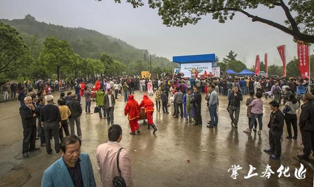 现场活动丰富多彩，舞龙、大鼓、乡村排舞、旗袍表演秀、山地自行车表演秀，还有“匆匆那年”西坞老照片展，“打青团”、“做黄内糕”等民俗活动，点燃了一大批来客的热情。