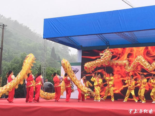 现场活动丰富多彩，舞龙、大鼓、乡村排舞、旗袍表演秀、山地自行车表演秀，还有“匆匆那年”西坞老照片展，“打青团”、“做黄内糕”等民俗活动，点燃了一大批来客的热情。