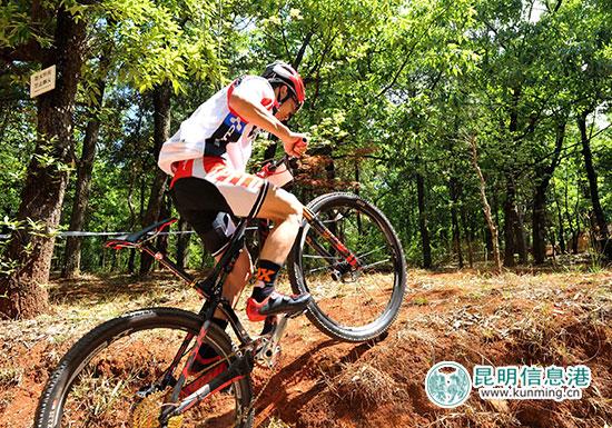 黑龙潭山地自行车赛。记者杨艳辉/摄