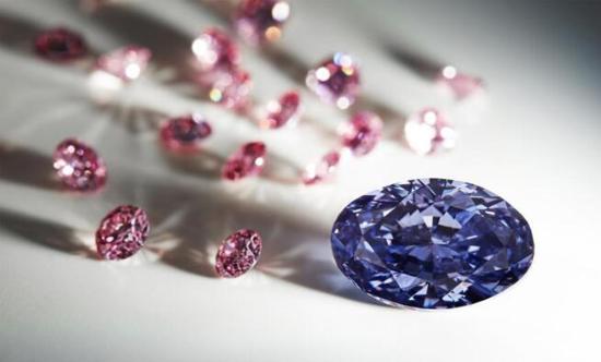 当地时间5月3日，位于澳大利亚西部的阿盖尔钻石矿区中，发现一枚极为罕见的紫色钻石——原石重达9.17克拉，经切割、打磨后呈2.83克拉。 阿盖尔钻石矿，因出产了世界上最为出色的彩色钻石而举世闻名。世界上最大的粉钻——12.76克拉的“阿盖尔粉禧”也出自这里，每克拉估值100-200美元，而紫钻比红钻和粉钻更为稀有。 过去32年中，力拓集团展览会所展出的紫钻，其重量相加总共也不过12克拉。目前官方还没有标出这颗新紫钻的价格，据美国探索新闻猜测，它将是普通白钻价格的50倍。
