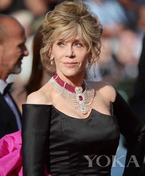 2015年，简·方达（Jane Fonda）佩戴Cartier红宝石钻石项链亮相。