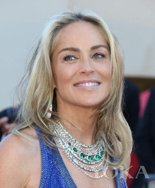 2013年，莎朗·斯通（Sharon Stone）佩戴De Grisogono绿宝石项链亮相。