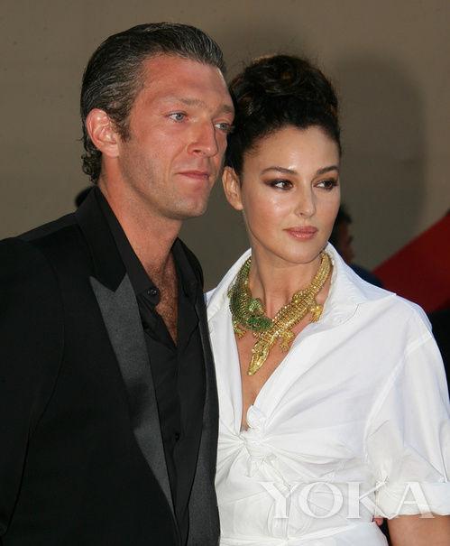 2006年，文森特·卡塞尔（Vincent Cassel）和莫妮卡·贝鲁奇（Monica Bellucci）齐齐亮相，莫妮卡佩戴Cartier鳄鱼造型项链。