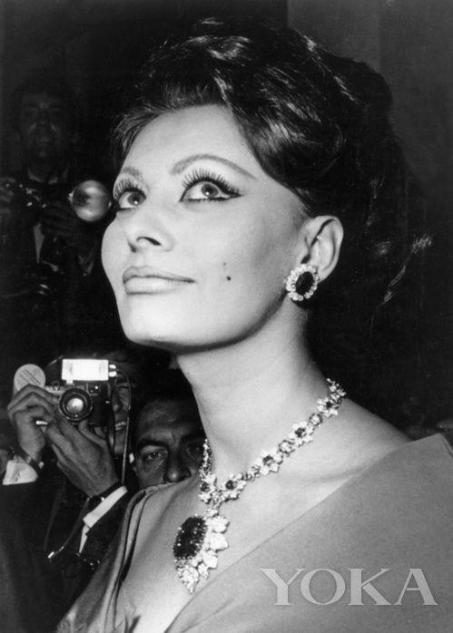 1966年，索菲亚·罗兰（Sophia Loren）佩戴Bulgari钻石项链亮相。
