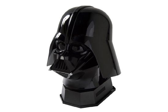 日本家电品牌 Aqua 推出 1:1《Star Wars》头盔保冷库，当中包括 Darth Vader、Stormtrooper 及 C-3PO。无论作为展示或真正使用，也是个很吸睛的家电！外表看上去只是个雕塑摆设，但只要将整个头盔向上抬起，即可将汽水放入冷藏。三款头盔保冷库已于 AbyA 上架，定价为 48,384 日圆