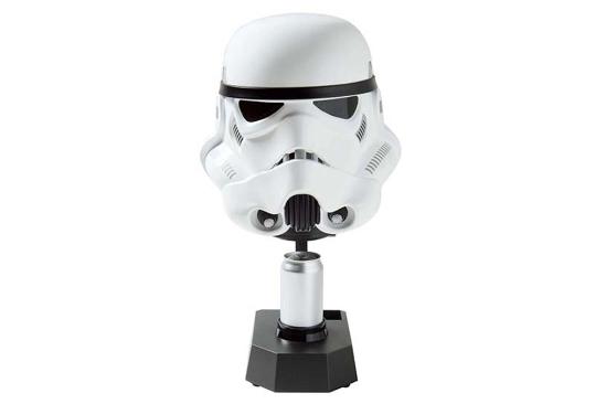 日本家电品牌 Aqua 推出 1:1《Star Wars》头盔保冷库，当中包括 Darth Vader、Stormtrooper 及 C-3PO。无论作为展示或真正使用，也是个很吸睛的家电！外表看上去只是个雕塑摆设，但只要将整个头盔向上抬起，即可将汽水放入冷藏。三款头盔保冷库已于 AbyA 上架，定价为 48,384 日圆