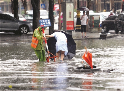 冒雨标示危险区域 “最美女子”险跌入空井