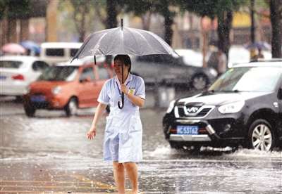 冒雨标示危险区域 “最美女子”险跌入空井