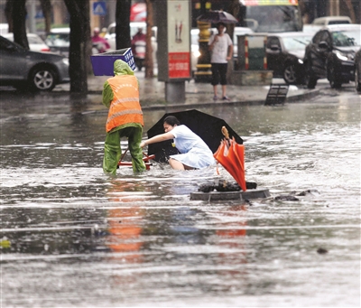 冒雨标示危险区域 “最美女子”险跌入空井