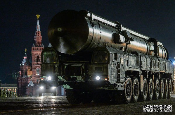 俄正研全球最大洲际导弹 能带15枚分导核弹头