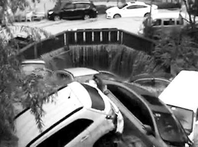 车辆 停在路边的车辆被大水冲入涵洞。