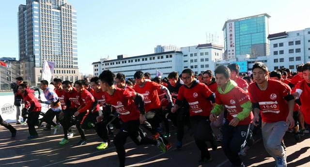 大学生马拉松赛雨中开跑 浙大篮球队男神领跑