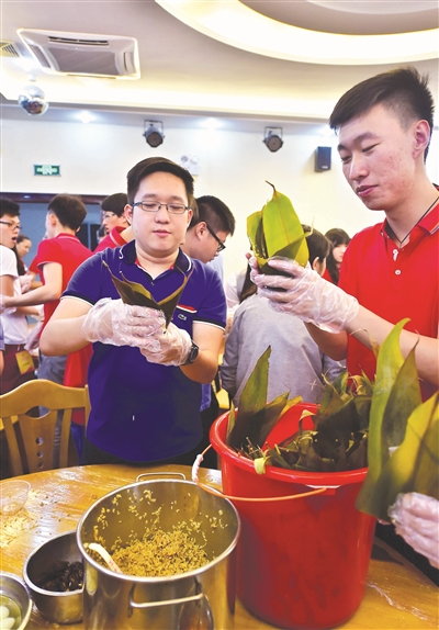 学习包粽子。