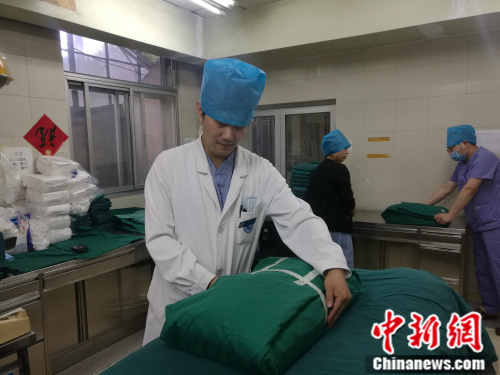 北京大学人民医院供应室护士长闫升荣 张尼 摄