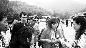 无证导游张女士（右一）退还游客的二次收费费用。北京晨报记者 吴婷婷/摄