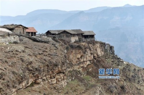 这是4月19日拍摄的山西省宁武县五花山村。五花山村最多时有100多位村民，近年来，村民大多外出生活，如今只剩下三户人家。从1996年开始，山西开始实施有规模的易地扶贫搬迁工程，2010年以后，各级政府逐步加大了扶贫移民力度。数据显示，截至2015年底，约有95.8万群众搬出了山庄窝铺，迎来新生活。j2开奖直播记者詹彦摄图片来源：新华网