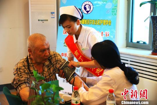 “护士节”前夕，中国南丁格尔志愿护理服务新疆医科大学附属中医院分队到乌鲁木齐市中开老年公寓和这里的老人一起共度护士节。 马卫平 摄