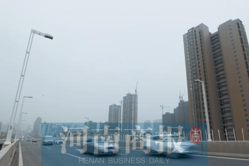 灰蒙蒙的天，时刻提醒着本港台直播们PM10的存在图片拍摄于4月下旬 记者 邓万里/摄