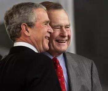老布什与小布什。来源：新华网