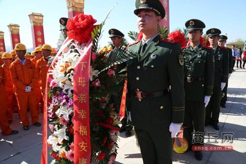 敬献花篮，祝天下母亲幸福安康。