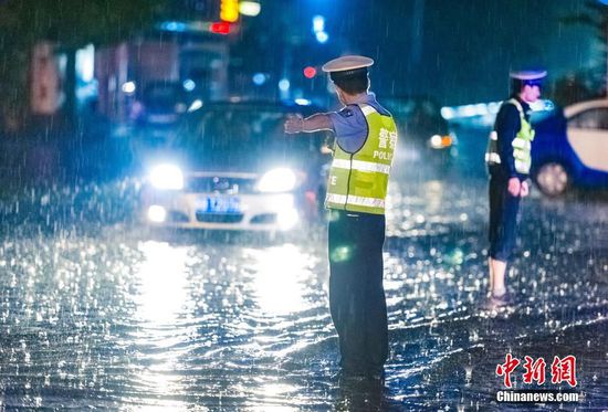 六盘水市暴雨袭城 多个路段受到阻碍路面积水深交警执勤感动