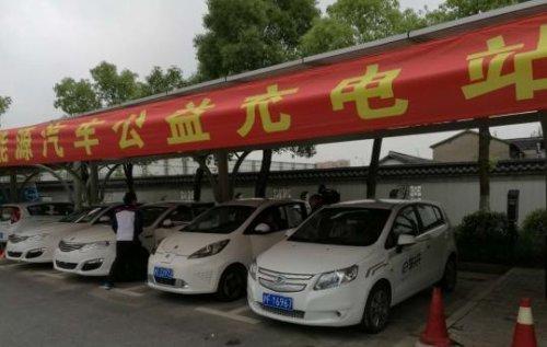 除了目前在万佛寺山门前广场的充电站之外，上海嘉定区佛教协会还计划和科技企业一起联手打造更多的公益性充电站，让更多拥有新能源汽车的市民能够享受到免费停车充电的服务。万佛寺山门前广场的充电站除了提供免费充电服务之外，还将光伏发电车棚所产生的清洁能源也将并入充电桩供汽车充电使用，真正意义上体现了绿色能源循环使用的特点。