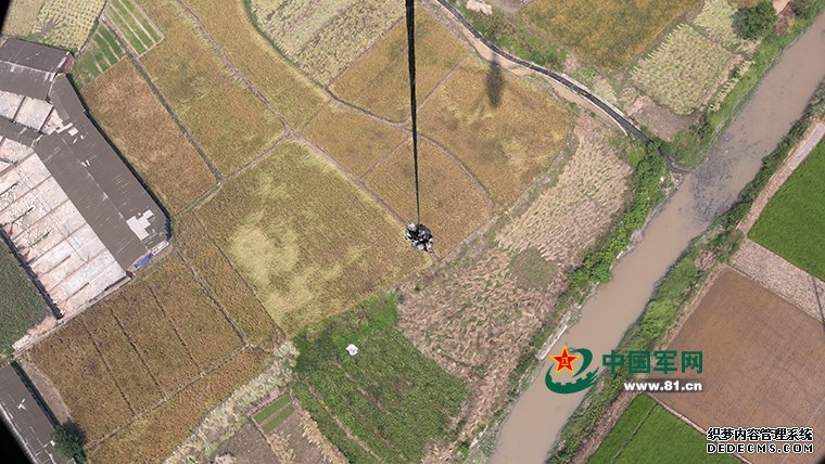 直击：直升机悬吊机降和撤离训练