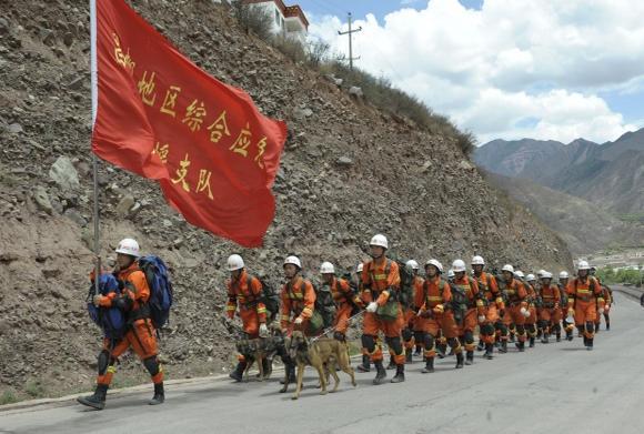 哪里有灾难，哪里就有武警官兵。5月11日，西藏昌都市丁青县发生5.5级地震，造成震中嘎塔乡60多名村民受伤，其中6人伤势较重。十万危机之际，武警西藏总队昌都市的官兵第一时间赶往现场参与救援，搭建救灾帐篷100余顶。