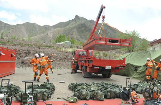 哪里有灾难，哪里就有武警官兵。5月11日，西藏昌都市丁青县发生5.5级地震，造成震中嘎塔乡60多名村民受伤，其中6人伤势较重。十万危机之际，武警西藏总队昌都市的官兵第一时间赶往现场参与救援，搭建救灾帐篷100余顶。