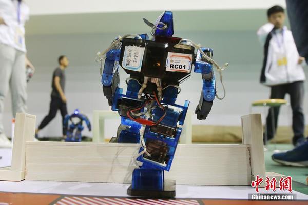 5月14日，第十六届江苏省青少年机器人竞赛在南京航空航天大学举行，来自该省13个市的一千多名学生前来参加“机器人综合技能赛”、“足球机器人竞赛”、“灭火机器人竞赛”、“人型机器人竞赛”等13个竞赛项目，通过计算机编程、工程设计与技术构建，相互交流经验，“玩转”机器人。中新社记者 泱波 摄