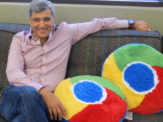 众所周知，谷歌为了研发VR产品特意成立了一个虚拟现实部门，还将原Google for Work部门总裁阿米特·辛哈(Amit Singh)调至虚拟现实部门，负责业务和运营事务。阿米特·辛哈是谷歌在6年前从甲骨文挖来领导Google for Work团队的，其主要负责推出了多项面向企业的产品，其中包括Android for Work和Chromebooks for Work。